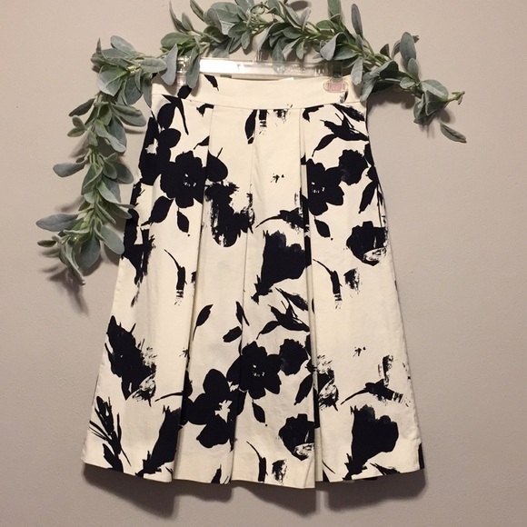 Zara Dresses & Skirts - Zara structured pleated midi skirt M